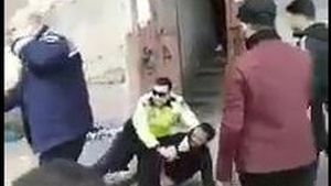 VIDEO. Poliția în acțiune, varianta Moinești! Cum a încercat un agent să imobilizeze un infractor