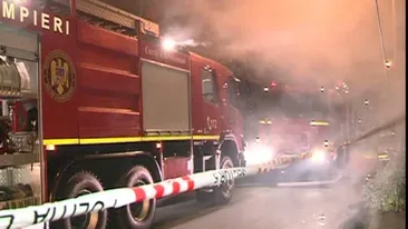 O fabrica de mezeluri din Arges a ars din temelii. E incredibil ce s-a intamplat cu zecile de butelii din interior!