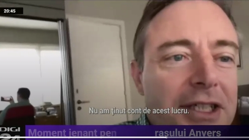 Primarul din Anvers, surprins în lenjerie intimă în timpul unui interviu! A uitat că are oglinda în spate