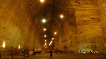 Un microbuz cu turiști s-a răsturnat în tunelul din salina de la Slănic Prahova