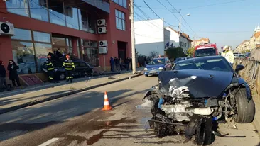 Grav accident în Timișoara, pe strada Iuliu Maniu. Două persoane au fost transportate la spital