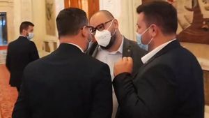 Scandal pe holurile Parlamentului! Doi deputați au fost la un pas de bătaie: „Păduche, eşti zero barat”