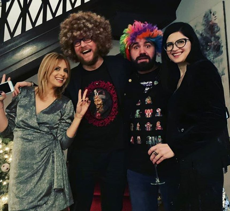 Rar o vezi așa pe Andreea Esca! A avut ditamai decolteul de Revelion