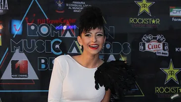 Şi-au scos artileria grea din dulap! Expoziţie de sâni la RMA! Vedetele şi-au etalat nurii datorită ţinutelor provocatoare