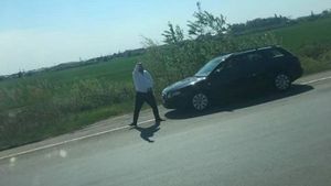 Șoferi, mare atenție! Asta trebuie să faceți dacă vă cere ajutorul acest cetățean