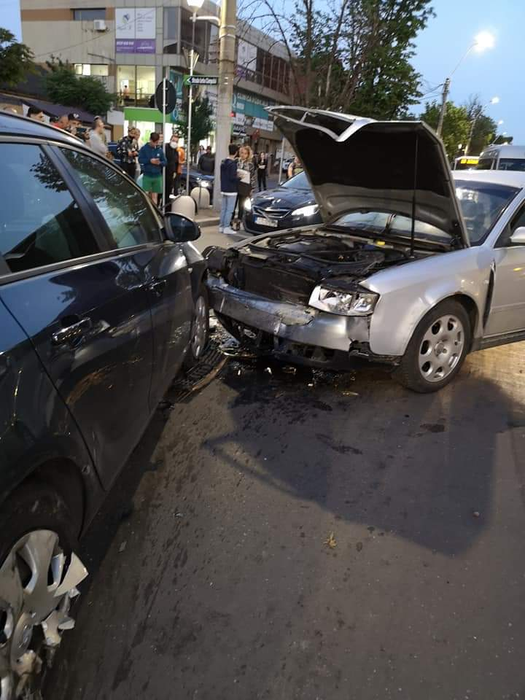 Accident grav în Capitală! Au fost implicate 6 mașini. VIDEO