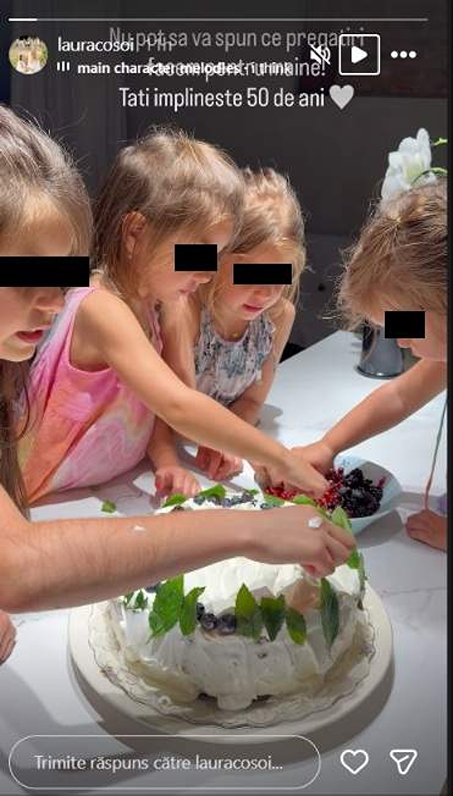 Surpriză dulce pentru soțul Laurei Cosoi. Cele patru fiice i-au pregătit tortul aniversar