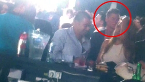 "Dealerul vedetelor" a iesit la agatat, in club! Uite cum l-au lasat doua blonde cu buza umflata!
