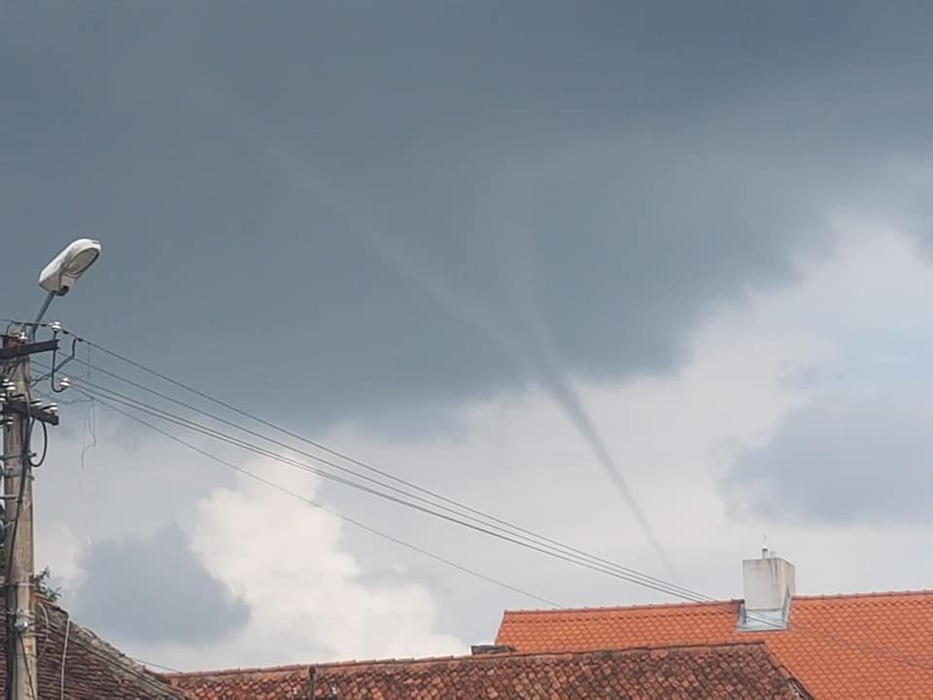 Imagini inedite cu o tornadă în formare, surprinse în județul Brașov