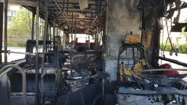 VIDEO. Un autobuz a luat foc și a explodat, în Arad, lângă un bloc. Mărturii exclusive