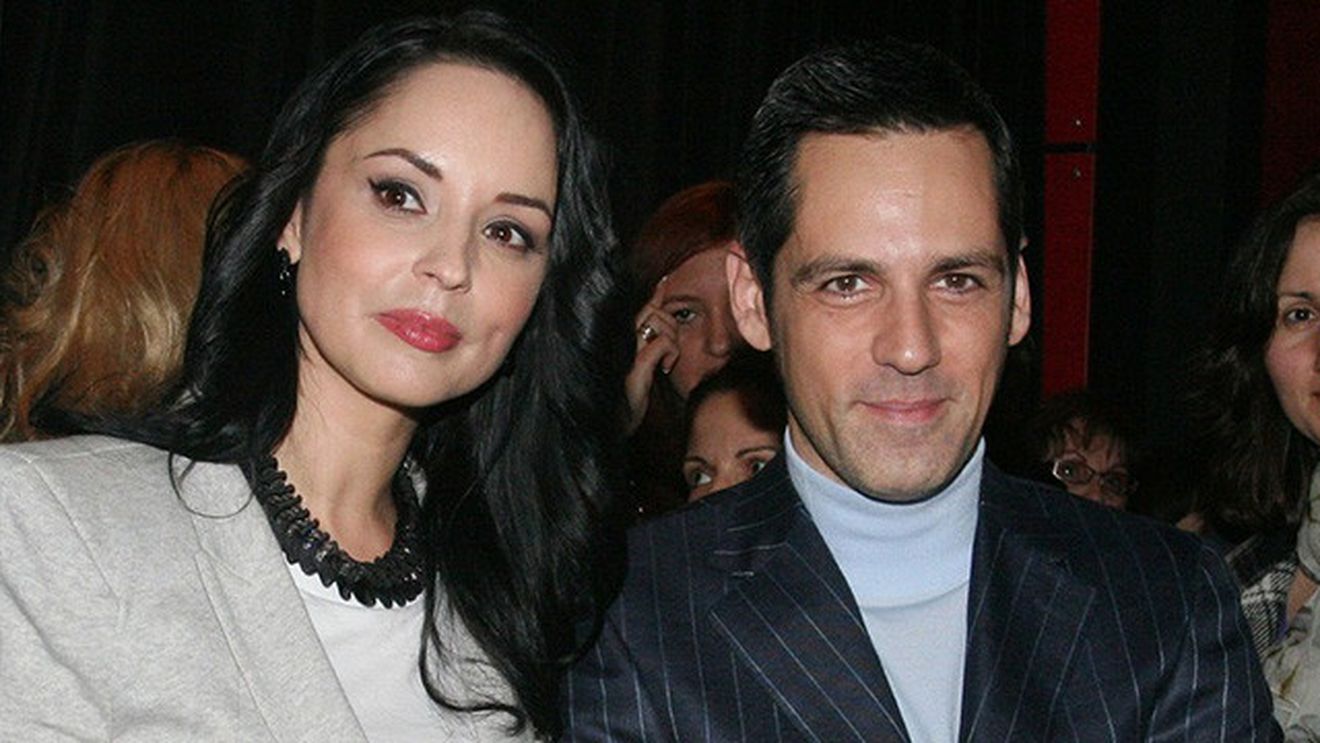 Cand zanele nu mai folosesc praf magic, toate se ofilesc! La resedinta lui Banica, si florile s-au uscat de dorul Andreei Marin