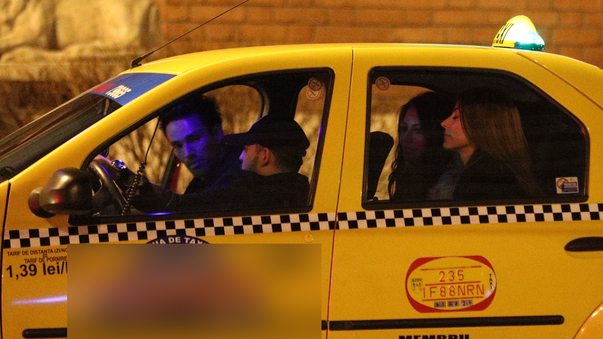 Zed a ”lovit” la dublu la 4 dimineaţa! A consumat o noapte cu Denisa Nechifor, s-a hârjonit cu alta, dar…