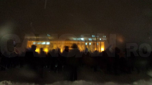 Protestatari pe întuneric! A picat curentul în Piaţa Victoriei şi Aviatorilor
