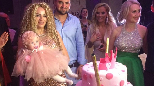 Familia SÂNZIANEI BURUIANĂ, implicată într-un scandal după botez: ”M-a bruscat!”