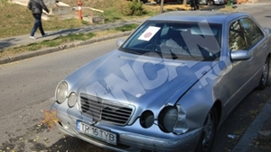 Masina distrusa de politistii din Timisoara pe cand era tractata