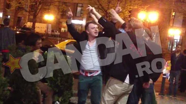 Spectacol grotesc in Centrul Vechi! N-ai fi crezut ca o doina poate trezi asemenea comportamente animalice!