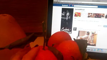 Corina isi ia micul dejun in timp ce navigheaza pe internet! Vezi ce mananca de arata asa bine