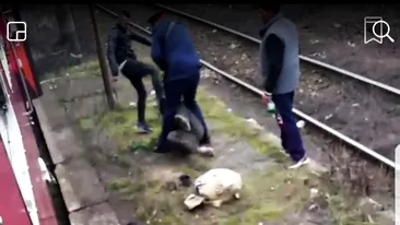 Imagini scandaloase! Un călător este bătut de controlor, într-o gară din Arad. Individul este lăsat lat pe peron!