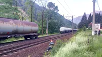 Stare de alertă în Prahova, după ce un tren plin cu zeci de tone de benzină a luat foc. A fost blocat traficul feroviar între Bușteni și Azuga