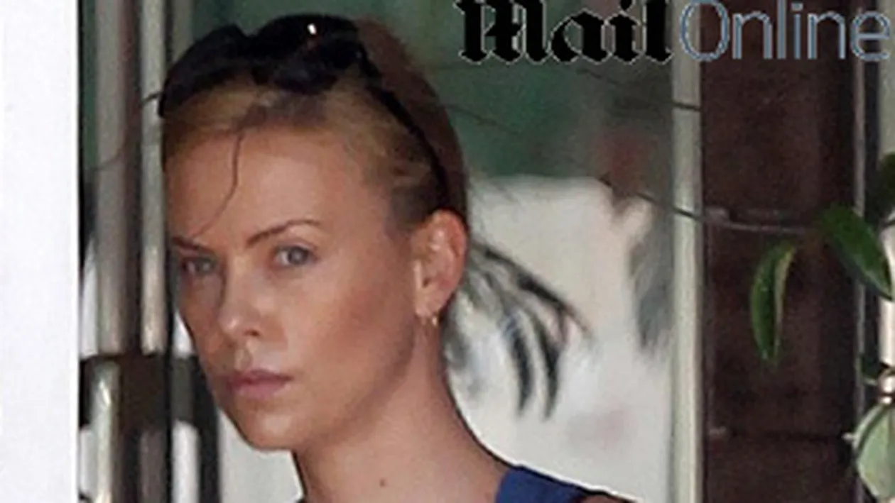 Tatal lui Charlize Theron a fost impuscat de mama acesteia! Actrita a fost de fata!
