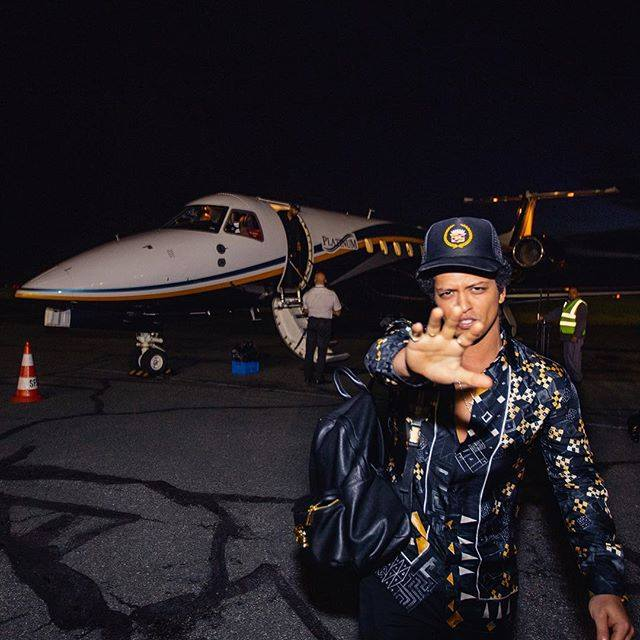 Bruno Mars, evacuat de urgenţă după ce scena a luat foc în timpul concertului: „Am ars scena în Glasgow”