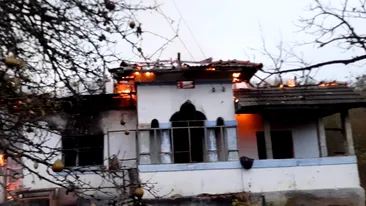 Un bărbat din Argeș și-a dat foc la casă, apoi a plecat prin sat. Vecinii au sunat la 112 când au văzut flăcările | VIDEO