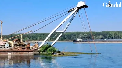 Scene APOCALIPTICE! Navigația pe Dunăre, tot mai grea. Barjele încărcate cu cereale rămân blocate în dunele de nisip