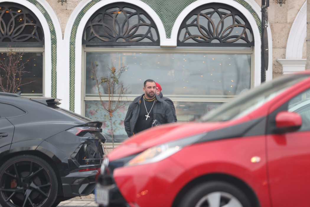 Alex Bodi se retrage, după ce a fost la Mandaloun, cu un prieten (Foto: CANCAN.RO)
