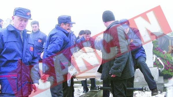 Condusa pe ultimul drum de zeci de postasi