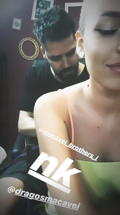 Și-a făcut un nou tatuaj. Misha s-a filmat în timp ce îi era înțepat trupul