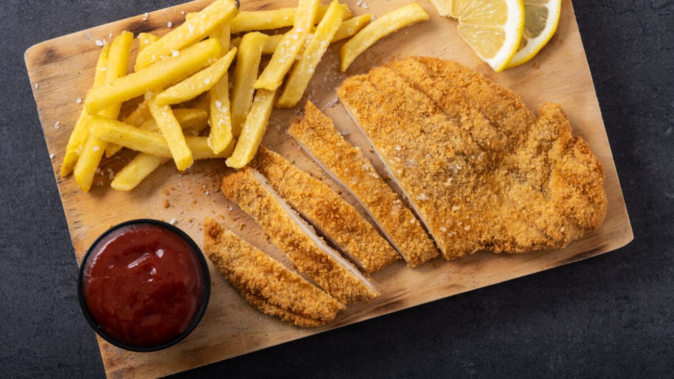 Greșeala care îți face șnițelele gumoase și amare. Ce condiment nu trebuie să mai folosești niciodată