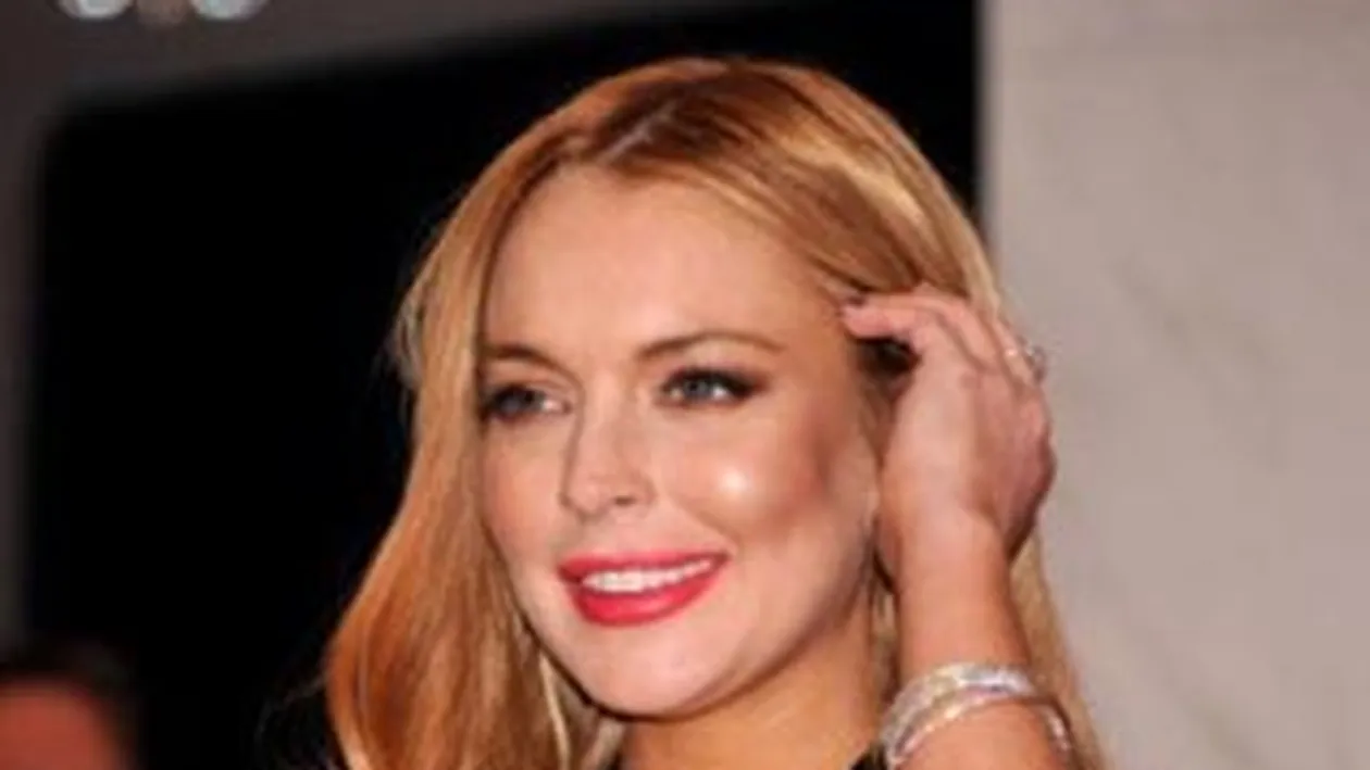 Lindsay Lohan nu scapa de probleme! Trebuie sa plateasca despagubiri de 16.000 de dolari unui paparazzo. Vezi de ce