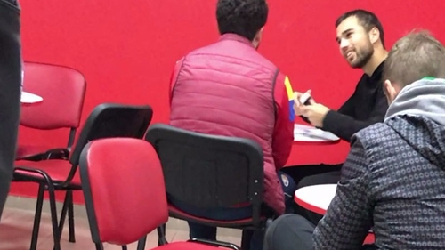 VIDEO EXCLUSIV. Imaginile care vor ”inflama” fotbalul din România. A semnat toamna trecută cu FCSB-ul, iar acum l-am filmat la pariuri! Fratele lui antrenează în LIGA I, iar tatăl său a creat ”Generaţia de Aur”
