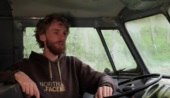 Transformarea incredibilă a unui autobuz Volkswagen: cum a ajuns să pornească deşi fusese abandonat acum 40 de ani în munţi