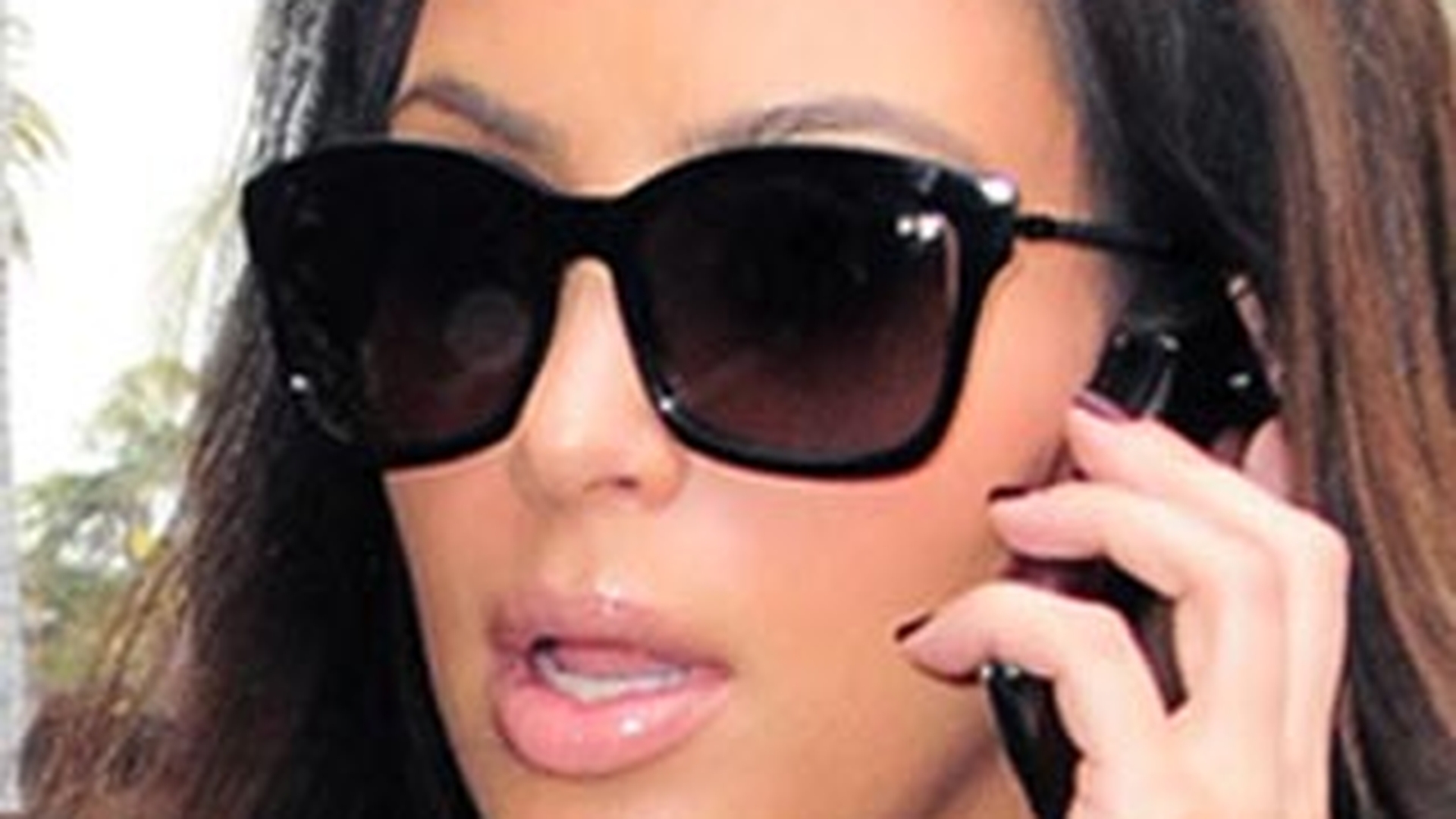 Kim Kardashian nu iese din casa cu ochelari mai ieftini de 200 de dolari! Vezi aici colectia ei impresionanta de ochelari de soare!