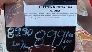 Parizer cu 90 de lei kilogramul într-un supermarket Carrefour din București. Imagini realizate de un client uimit