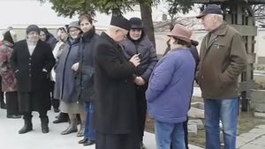 Mama Ilenei Ciuculete a venit la biserică. Femeia, sprijinită de apropiaţi