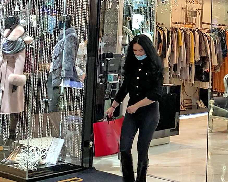 Ioana, soția lui Ilie Năstase, la shopping în mall