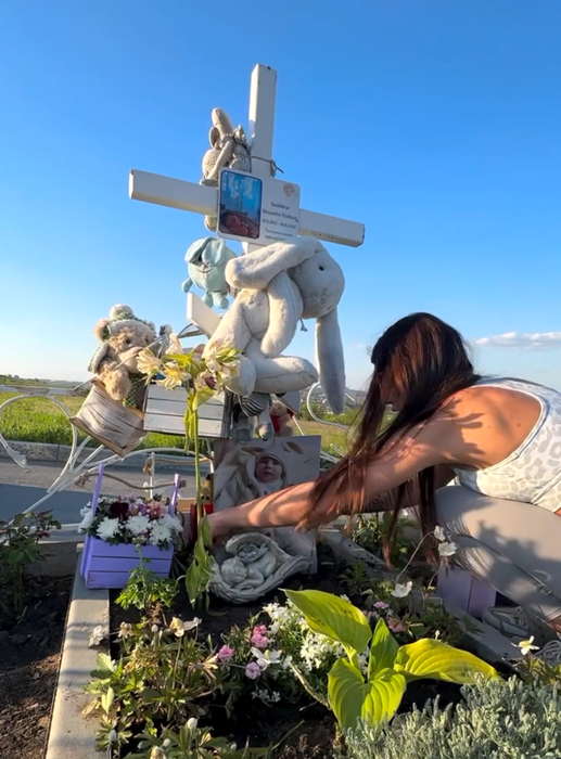 Cristina Scarlevschi, în lacrimi la mormântul fiului ei/ Sursa foto: Instagram