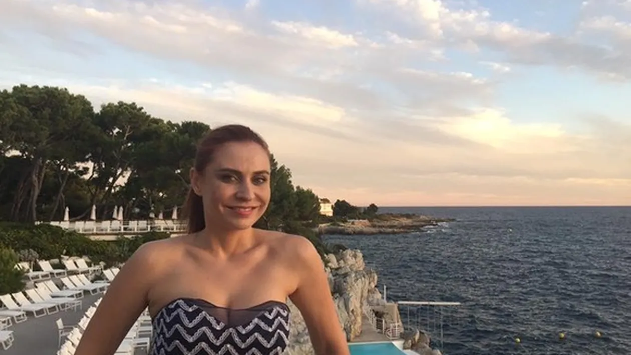 Şi-a arătat formele la plajă! E prima oară când o vezi doar în costum de baie!