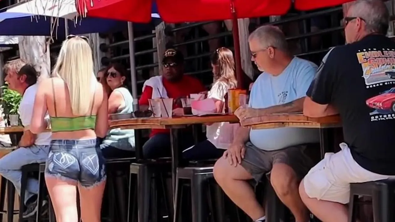 Vei rămâne uimit! Câți lei câștigă din salariu o chelneriță la o terasă din Centrul Vechi din București