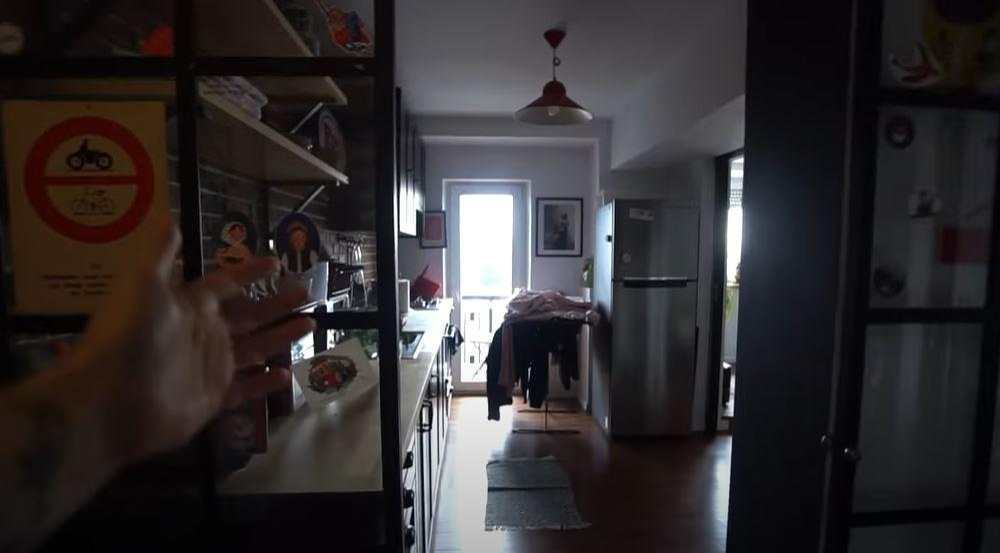 Bie a ales să stea în chirie, în Capitală, deși deține un apartament. Sursă foto: captură video