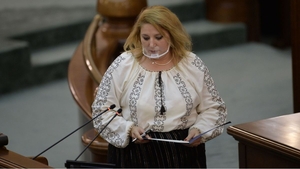 Imagini incredibile cu Diana Șoșoacă. Cum a sfidat senatoarea, din nou pandemia participând la o petrecere ilegală unde i-a făcut dedicații lui Raed Arafat