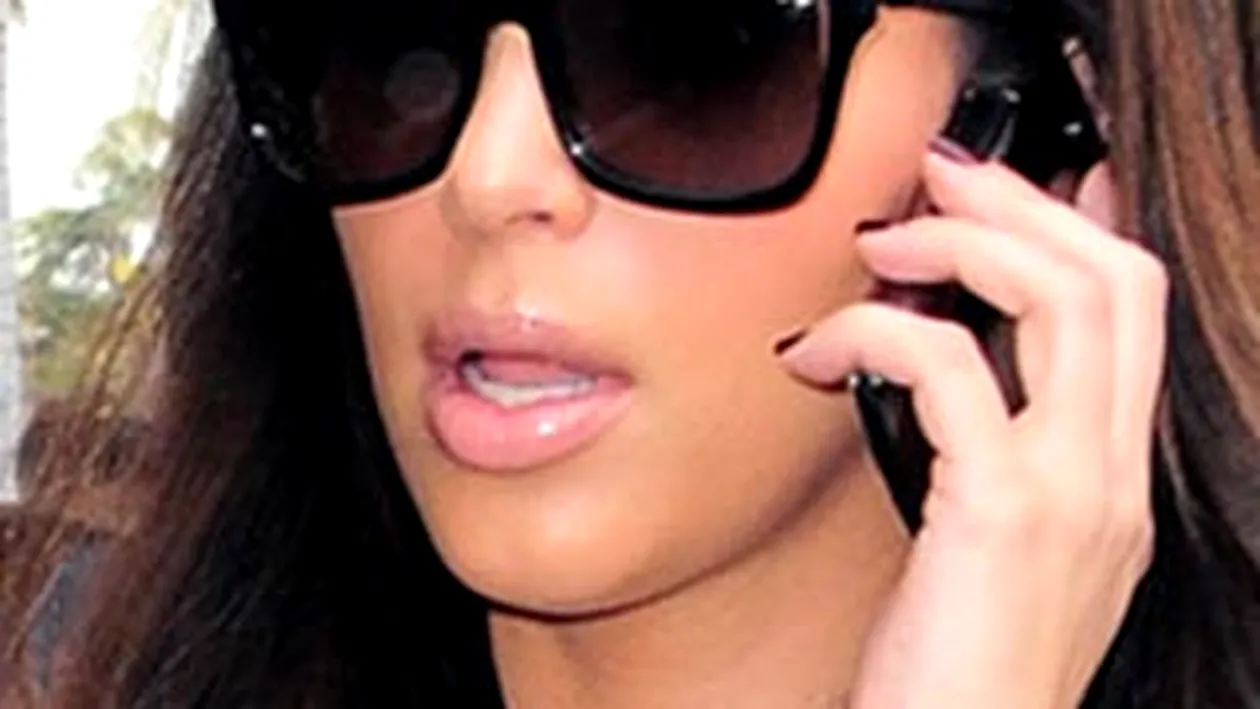 Kim Kardashian nu iese din casa cu ochelari mai ieftini de 200 de dolari! Vezi aici colectia ei impresionanta de ochelari de soare!