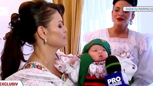 VASILICĂ CETERAŞU îşi botează fiica, naş e Nea MĂRIN. Primele imagini 