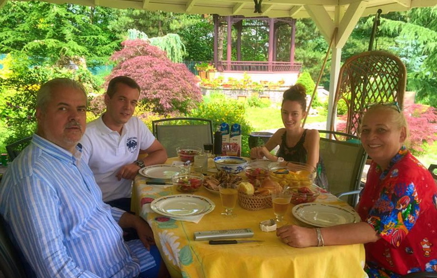 Fostul premier Adrian Năstase şi soţia acestuia, Dana, sunt extrem de ataşaţi de Bianca Ciuvăţ, logodnica fiului lor cel mare (SURSA FOTO: Facebook)