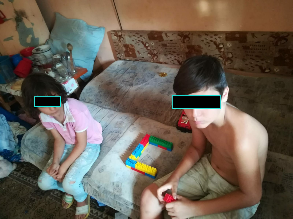 Doi dintre cei patru copilași, la ei acasă