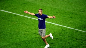 Finala Europa League a fost intrerupta de doi fani ai Craiovei care au intrat pe teren
