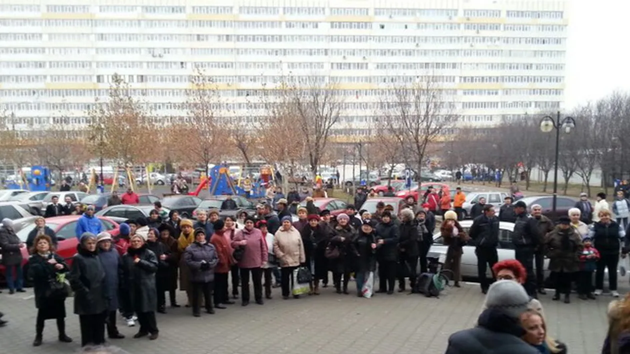 S-a strans lumea ca la urs! Curiosii au venit deja la cununia Oanei Roman cu iubitul ei, Marius