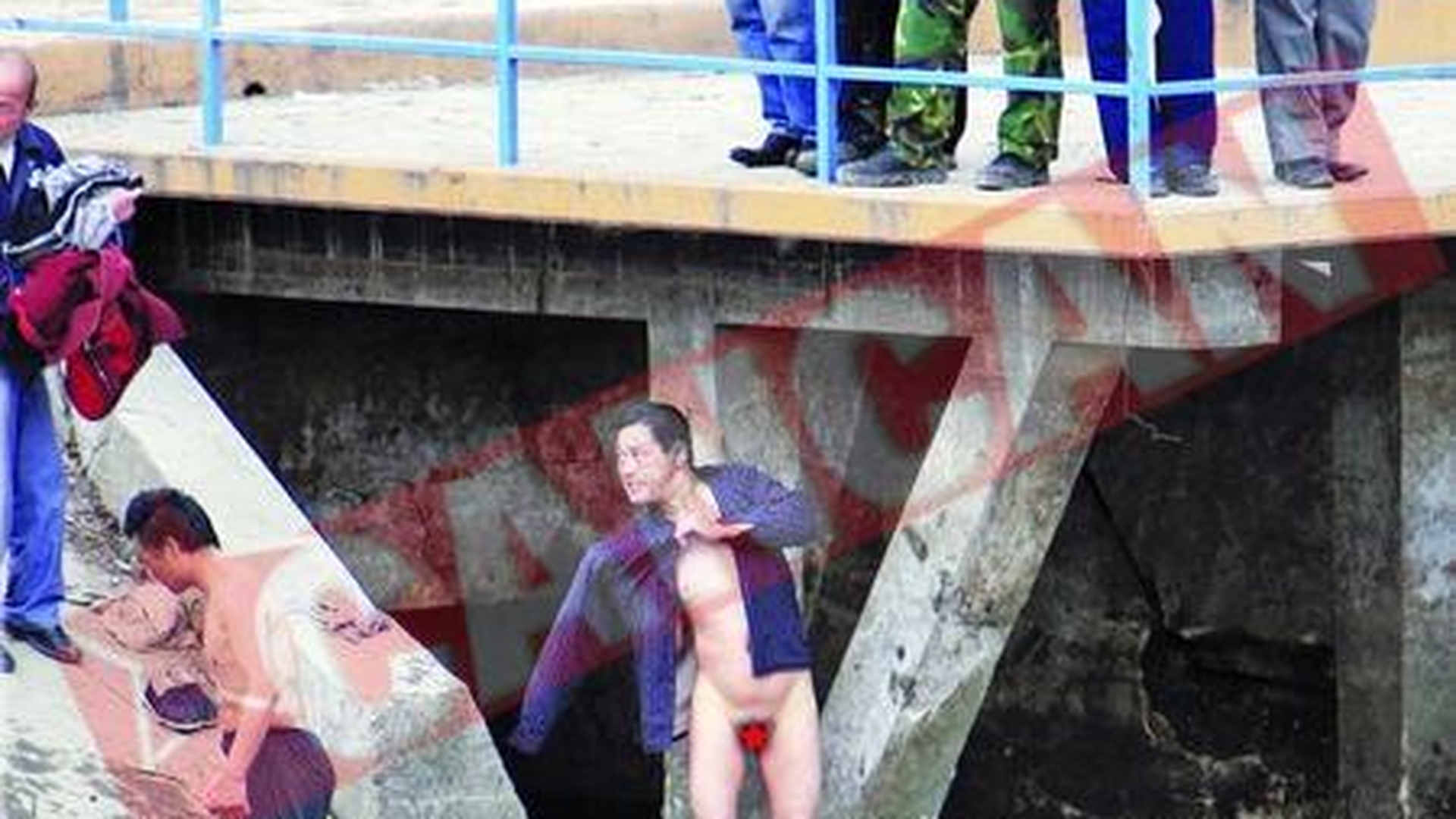 Chinezii se spala in Lacul Herastrau